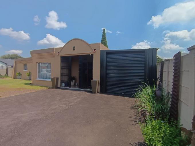 4 Bedroom House for Sale For Sale in Mayberry Park - MR704957