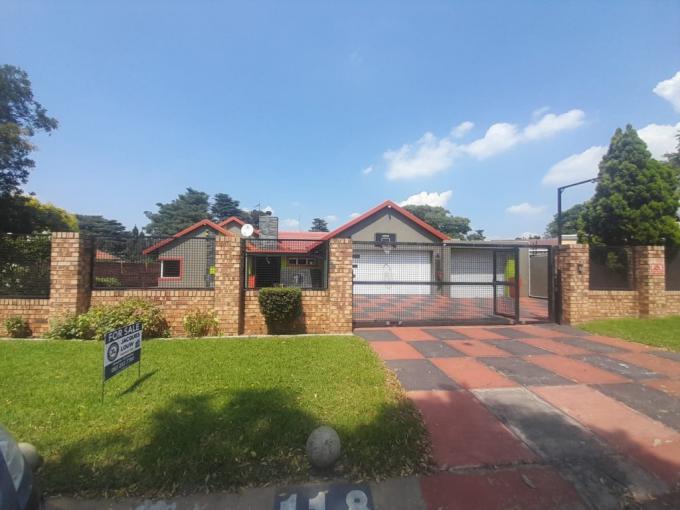 4 Bedroom House for Sale For Sale in Brackendowns - MR704961