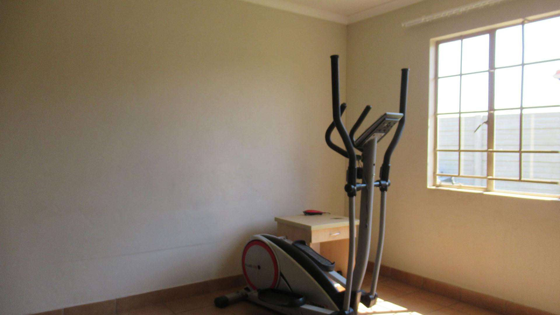 Main Bedroom - 13 square meters of property in Sky City