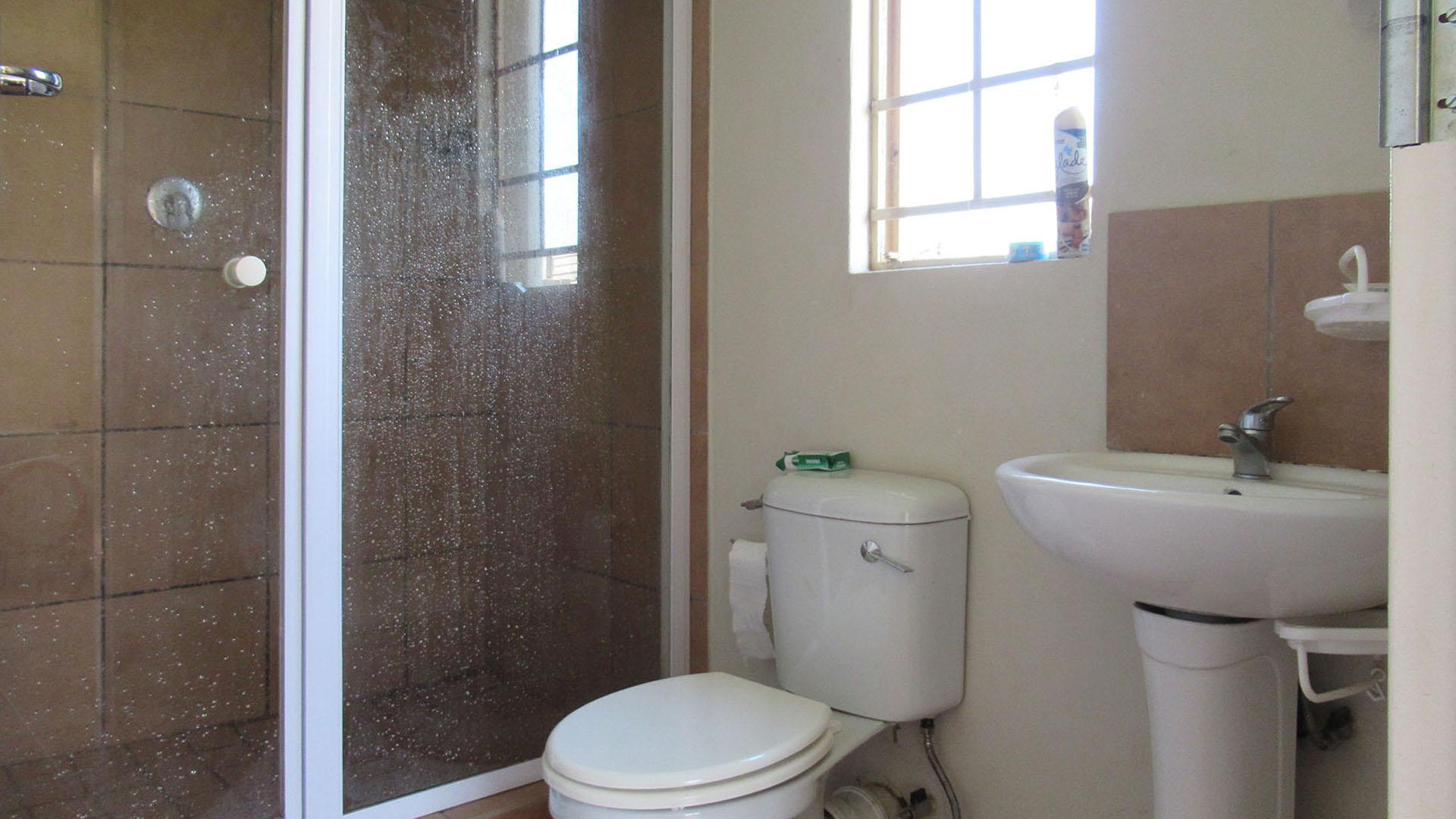 Main Bathroom - 3 square meters of property in Sky City