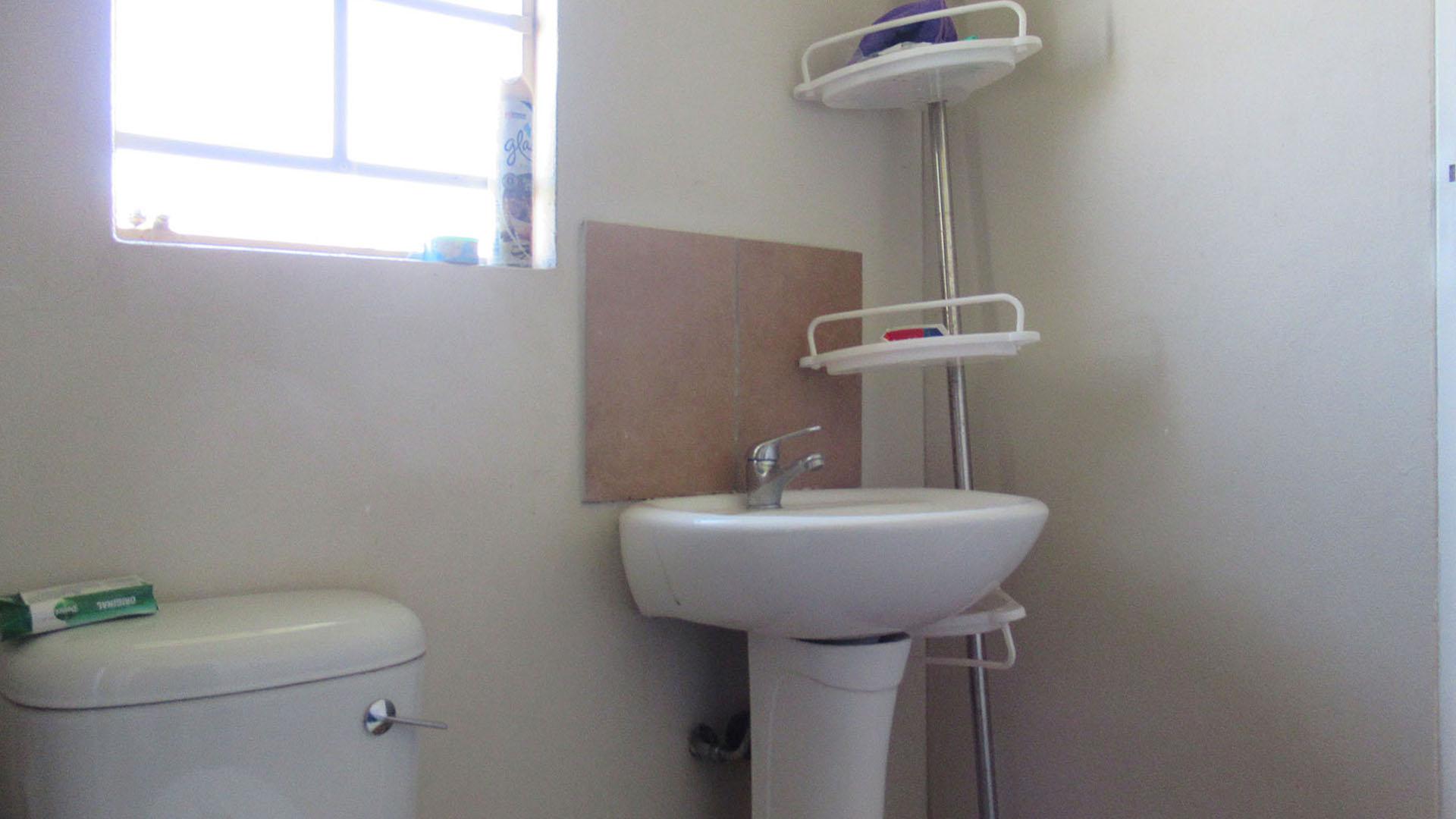 Main Bathroom - 3 square meters of property in Sky City