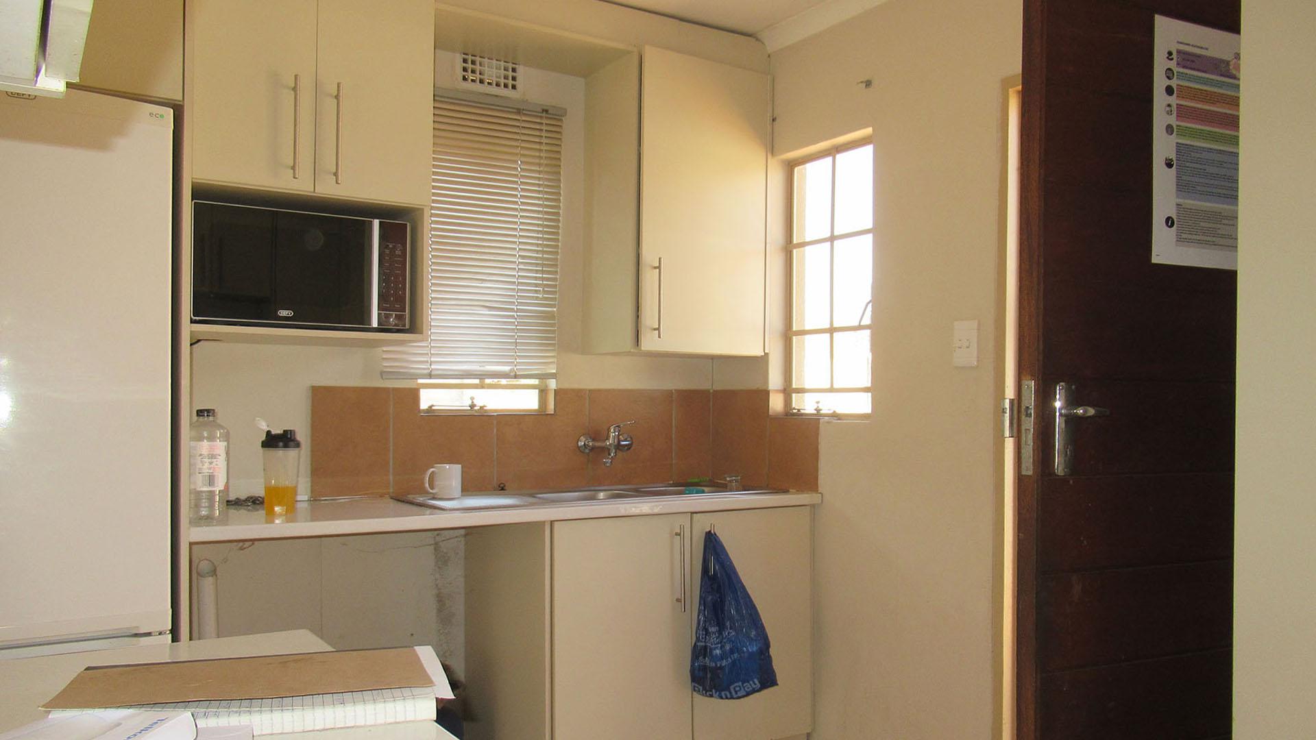 Kitchen - 9 square meters of property in Sky City