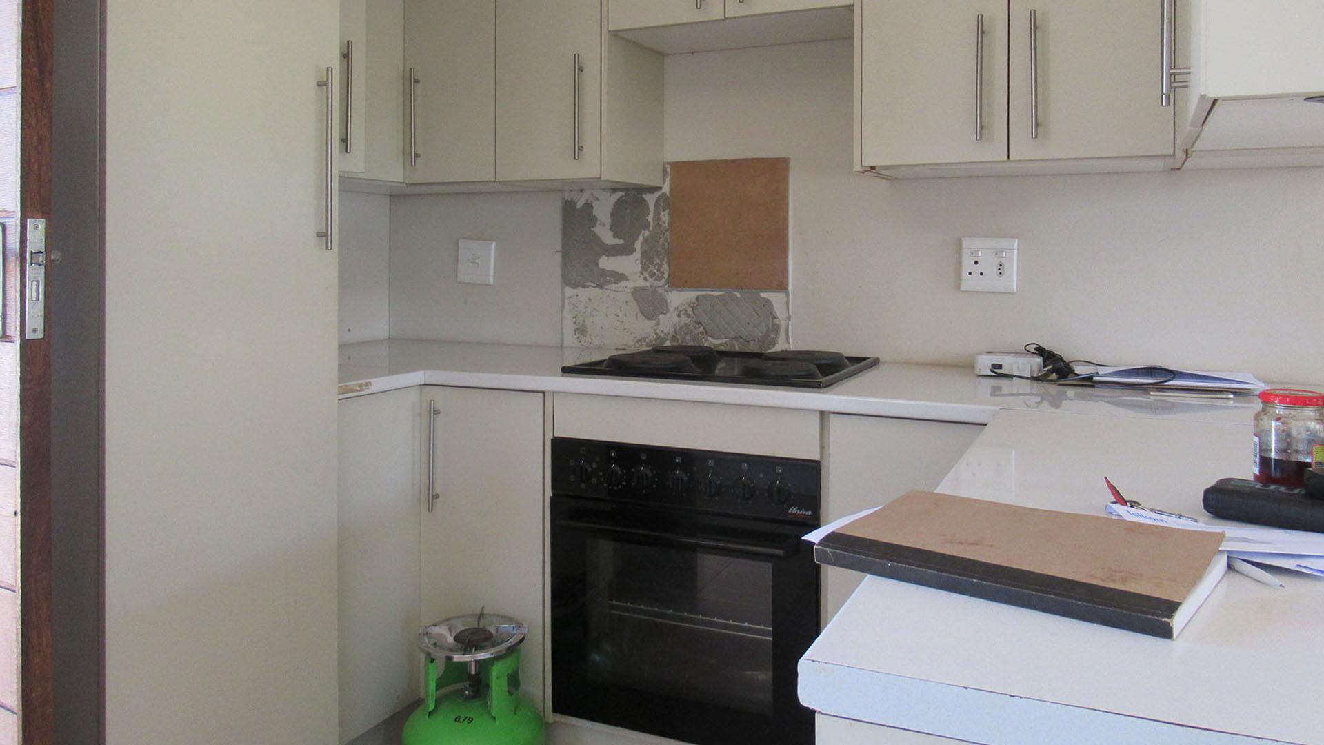 Kitchen - 9 square meters of property in Sky City