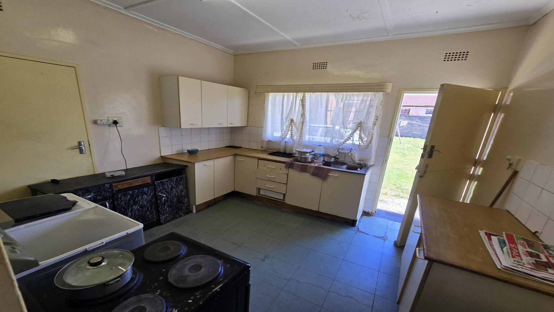 Kitchen of property in Evander