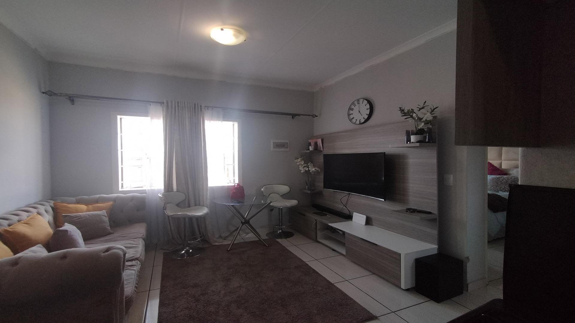 Lounges of property in South Hills