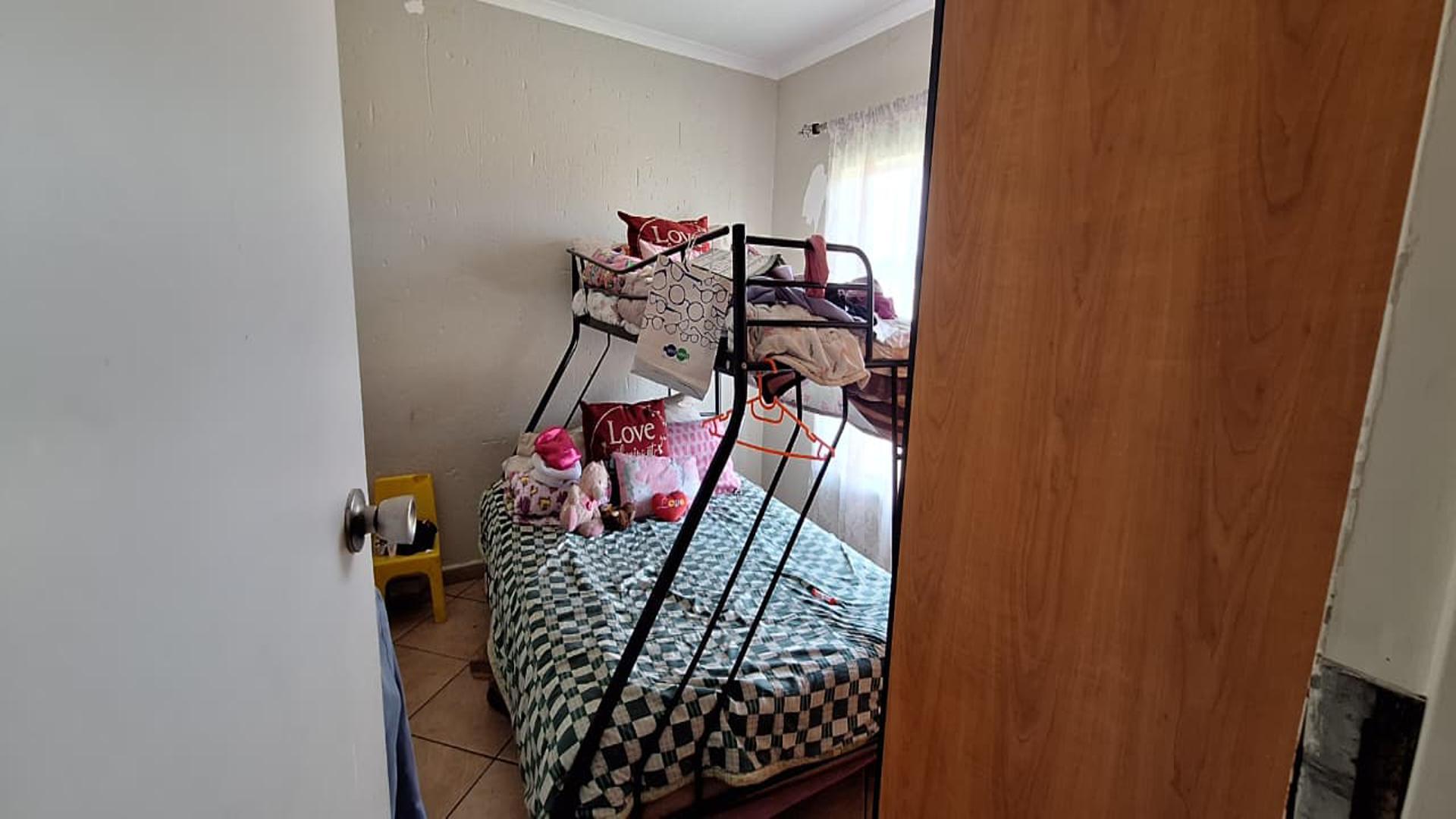 Bed Room 1 - 11 square meters of property in Dalpark