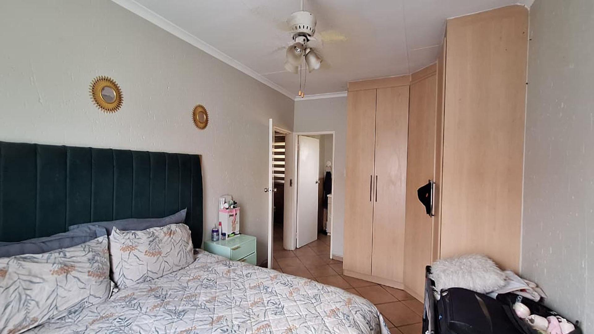 Main Bedroom - 17 square meters of property in Dalpark