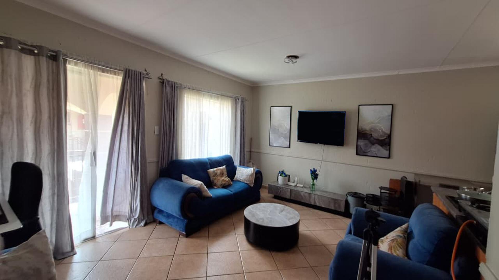 Lounges - 25 square meters of property in Dalpark