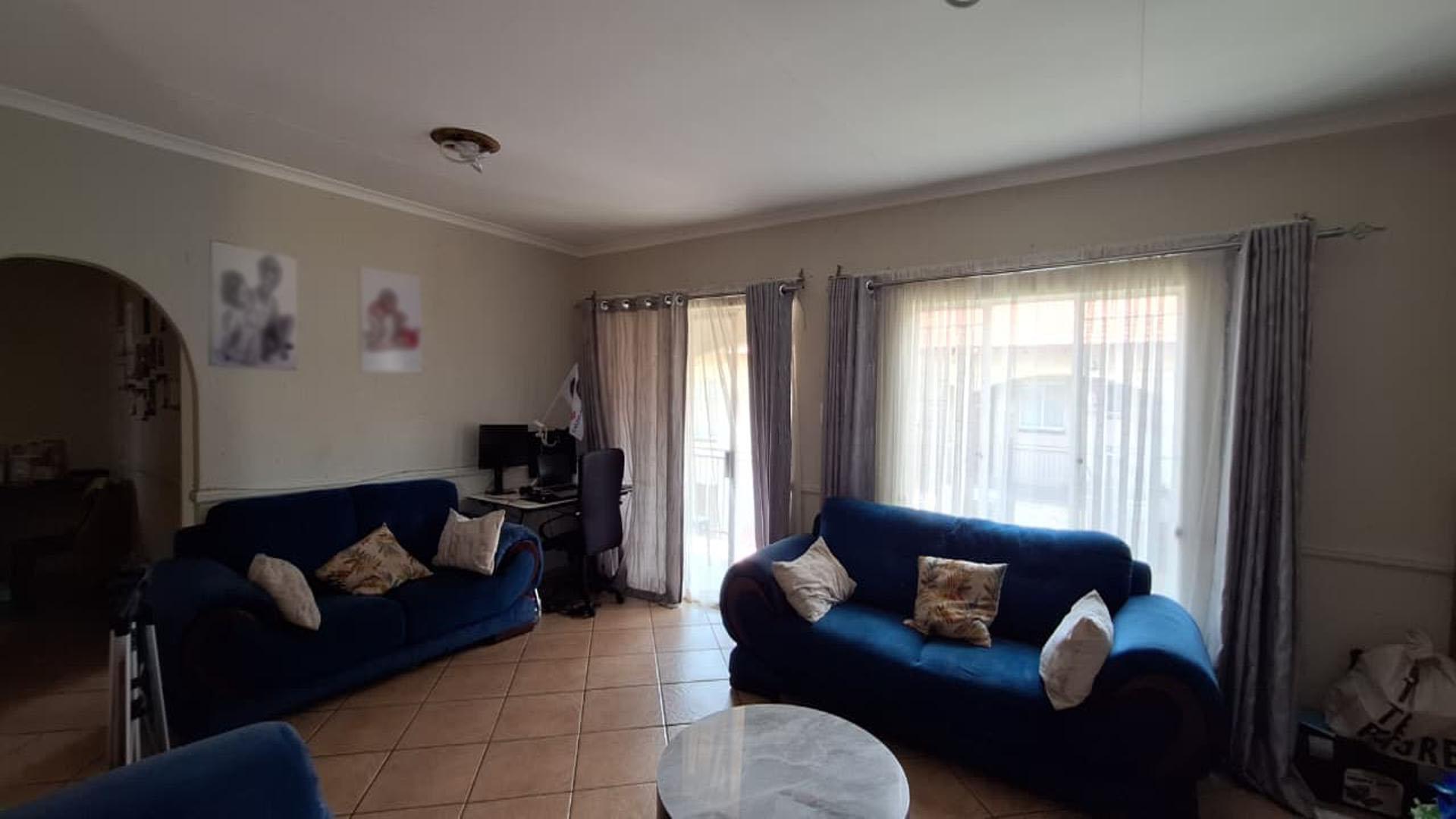 Lounges - 25 square meters of property in Dalpark