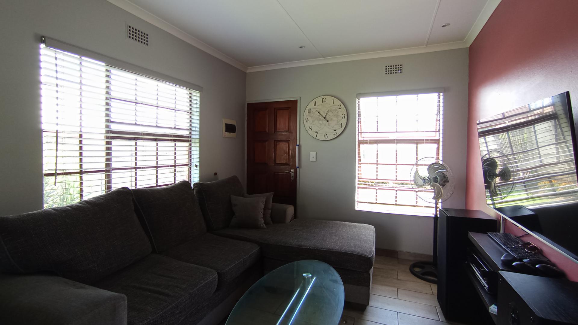 Lounges - 12 square meters of property in Clayville