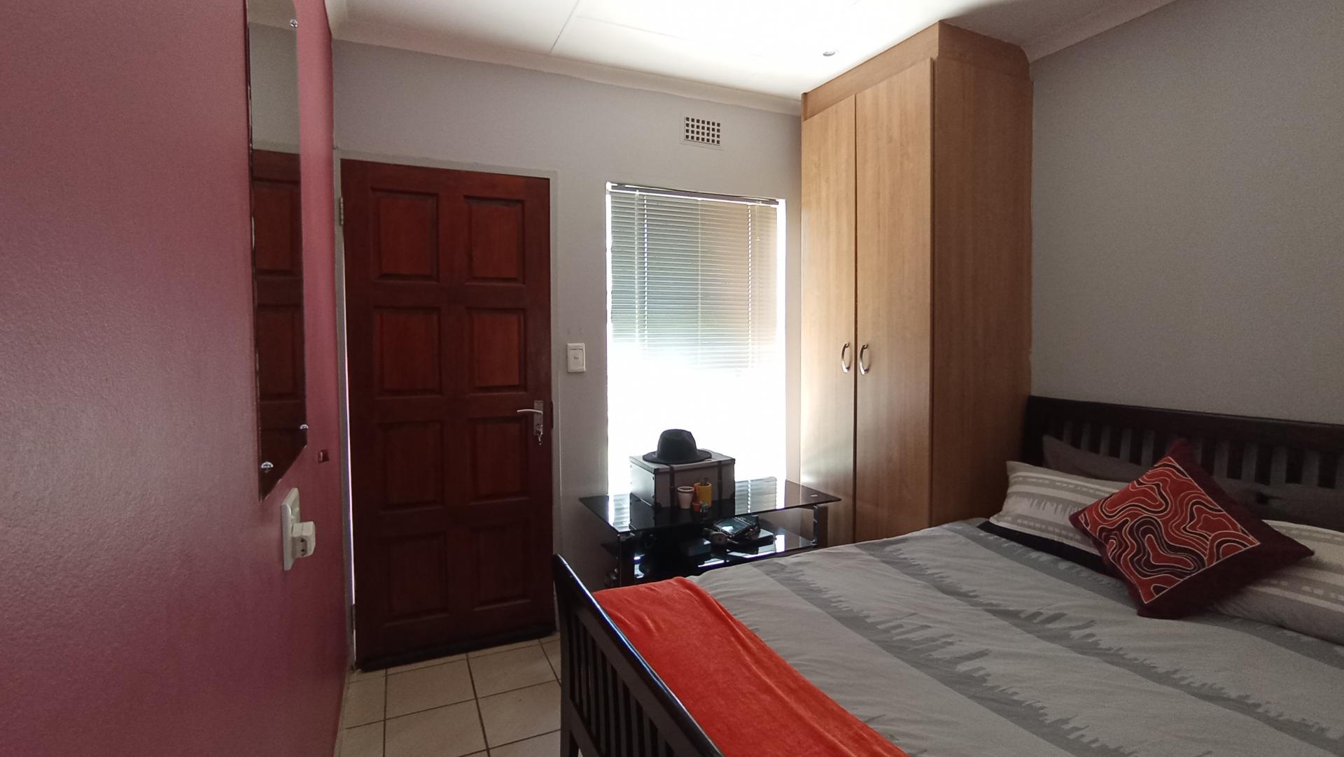 Main Bedroom - 11 square meters of property in Clayville