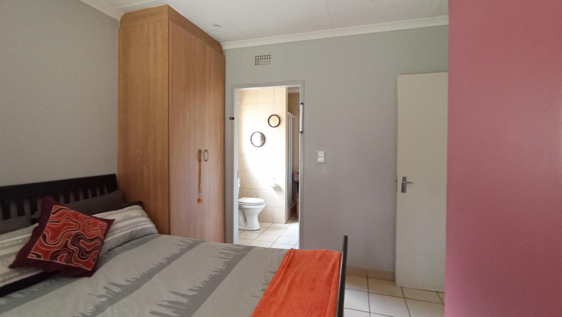 Main Bedroom - 11 square meters of property in Clayville