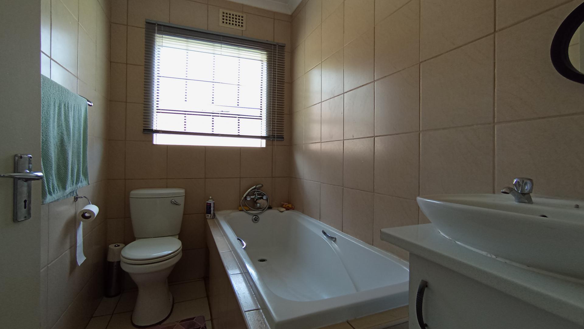 Bathroom 1 - 5 square meters of property in Clayville