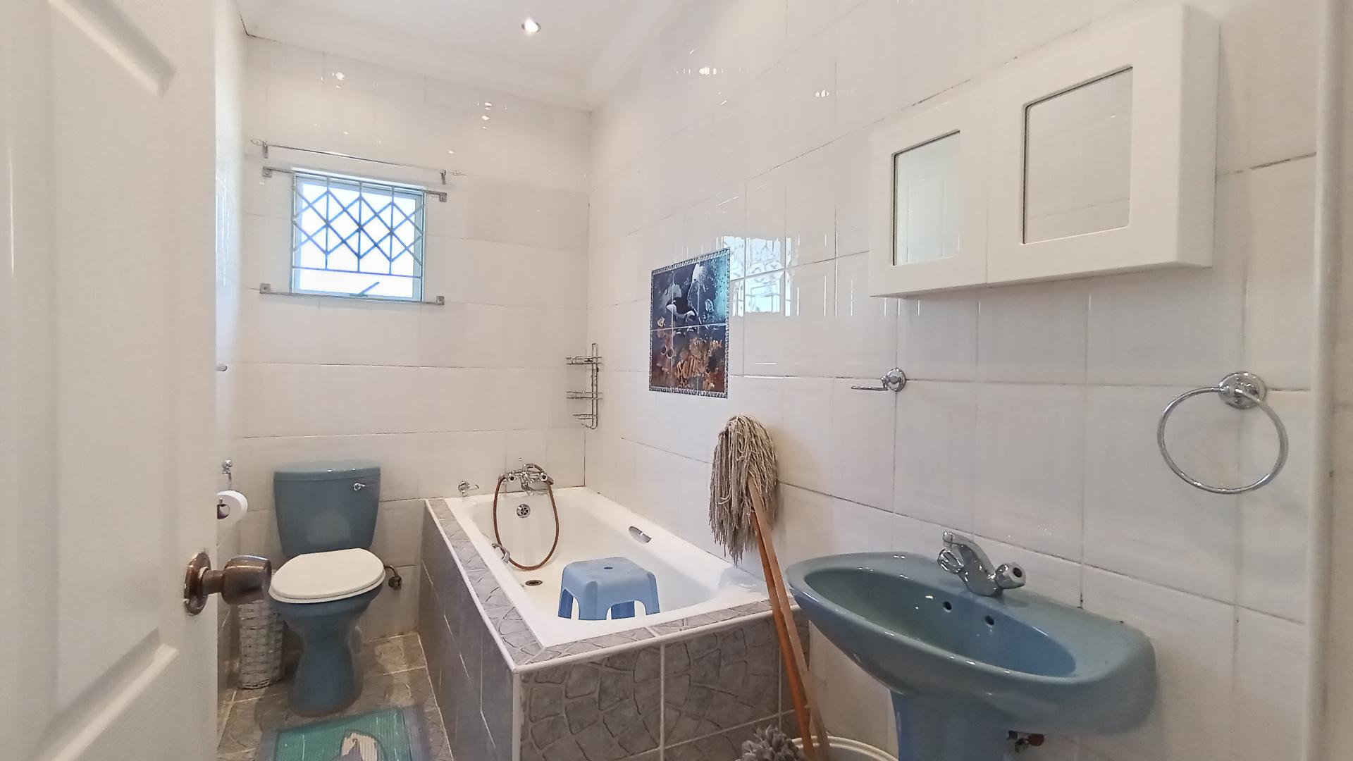 Bathroom 1 - 6 square meters of property in Moorton