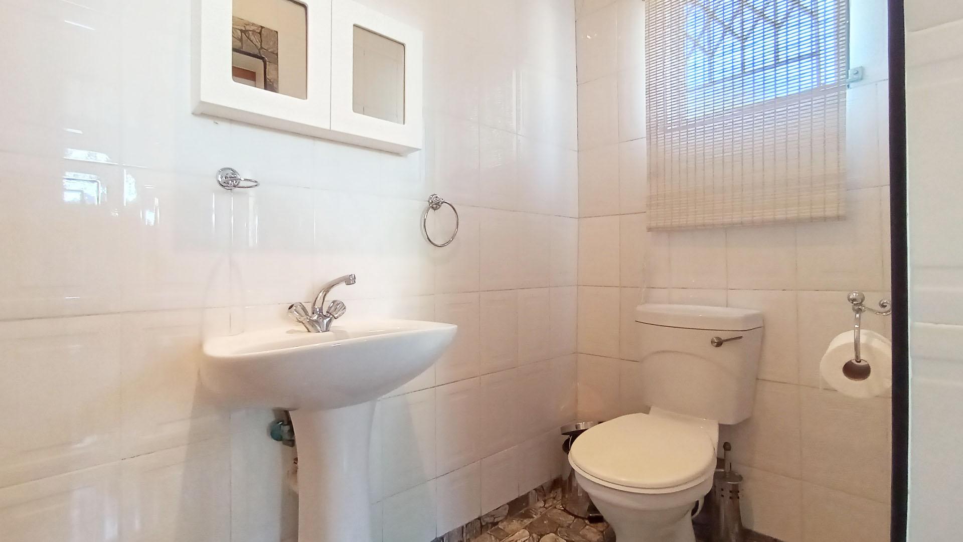 Main Bathroom - 4 square meters of property in Moorton