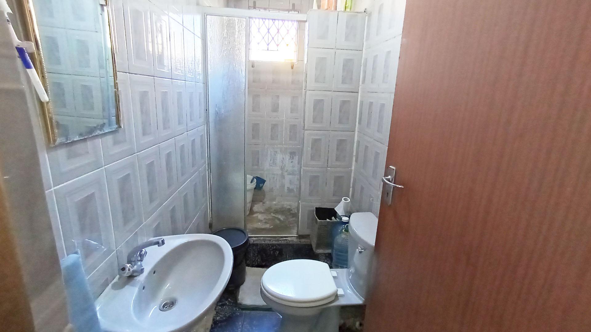 Bathroom 2 - 5 square meters of property in Moorton