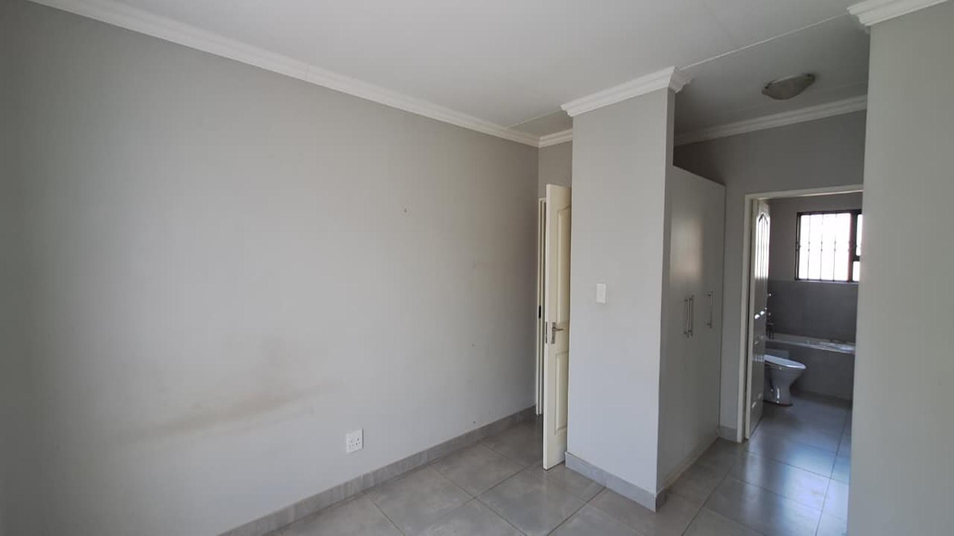 Main Bedroom - 10 square meters of property in Daggafontein