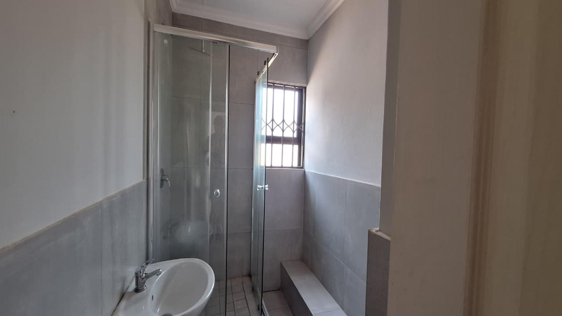 Bathroom 1 - 5 square meters of property in Daggafontein