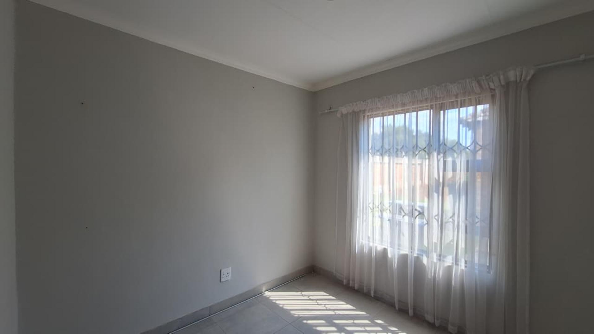 Main Bedroom - 10 square meters of property in Daggafontein