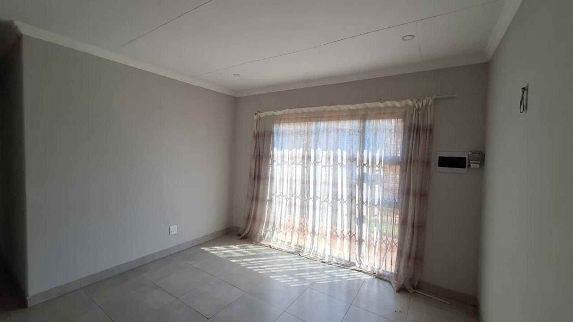 Lounges - 21 square meters of property in Daggafontein