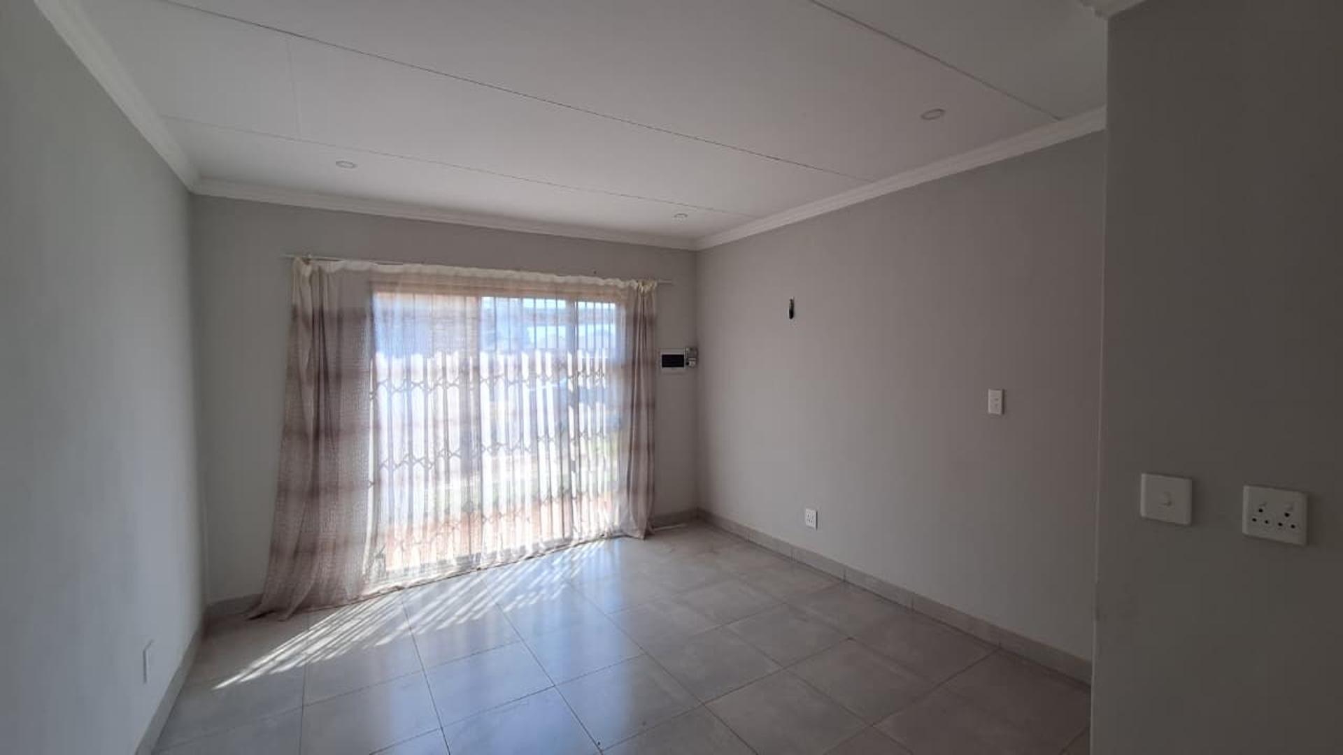 Lounges - 21 square meters of property in Daggafontein