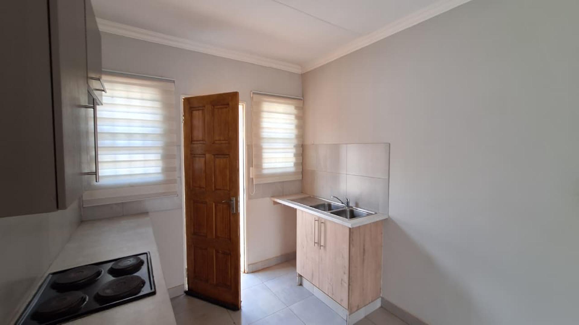 Kitchen - 10 square meters of property in Daggafontein