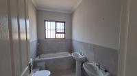 Main Bathroom - 8 square meters of property in Daggafontein