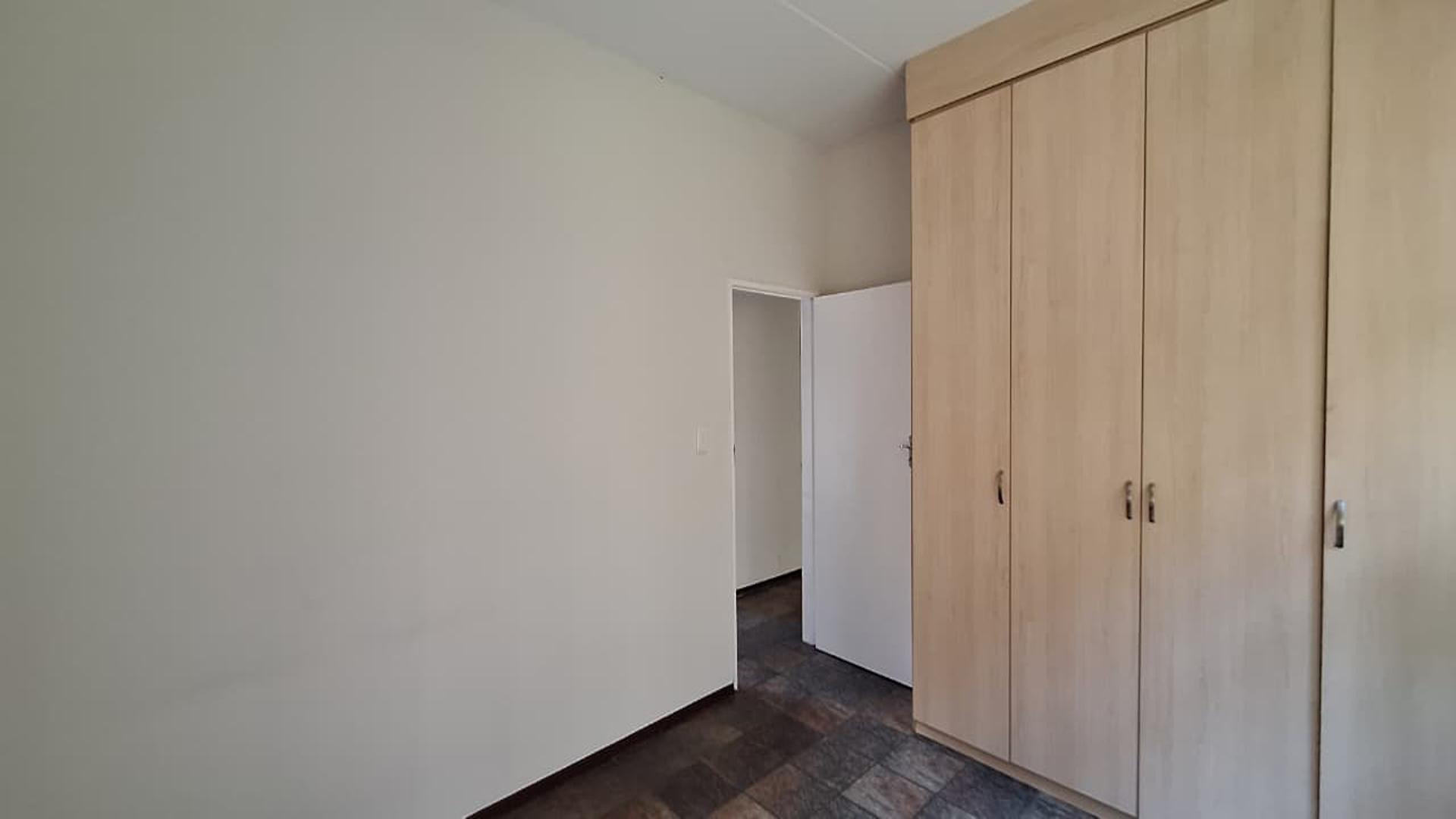 Bed Room 1 - 14 square meters of property in Lone Hill