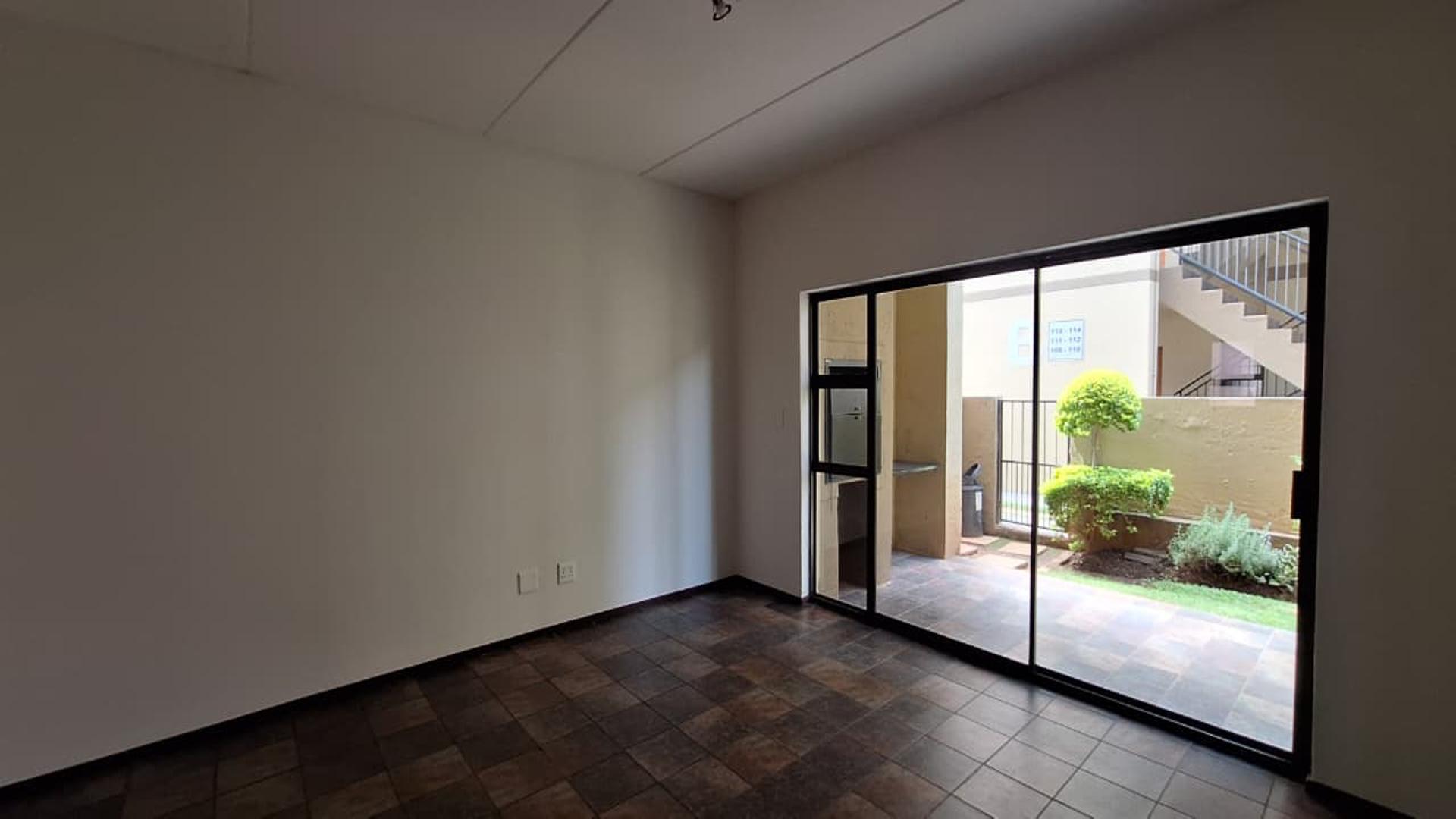 Lounges - 23 square meters of property in Lone Hill