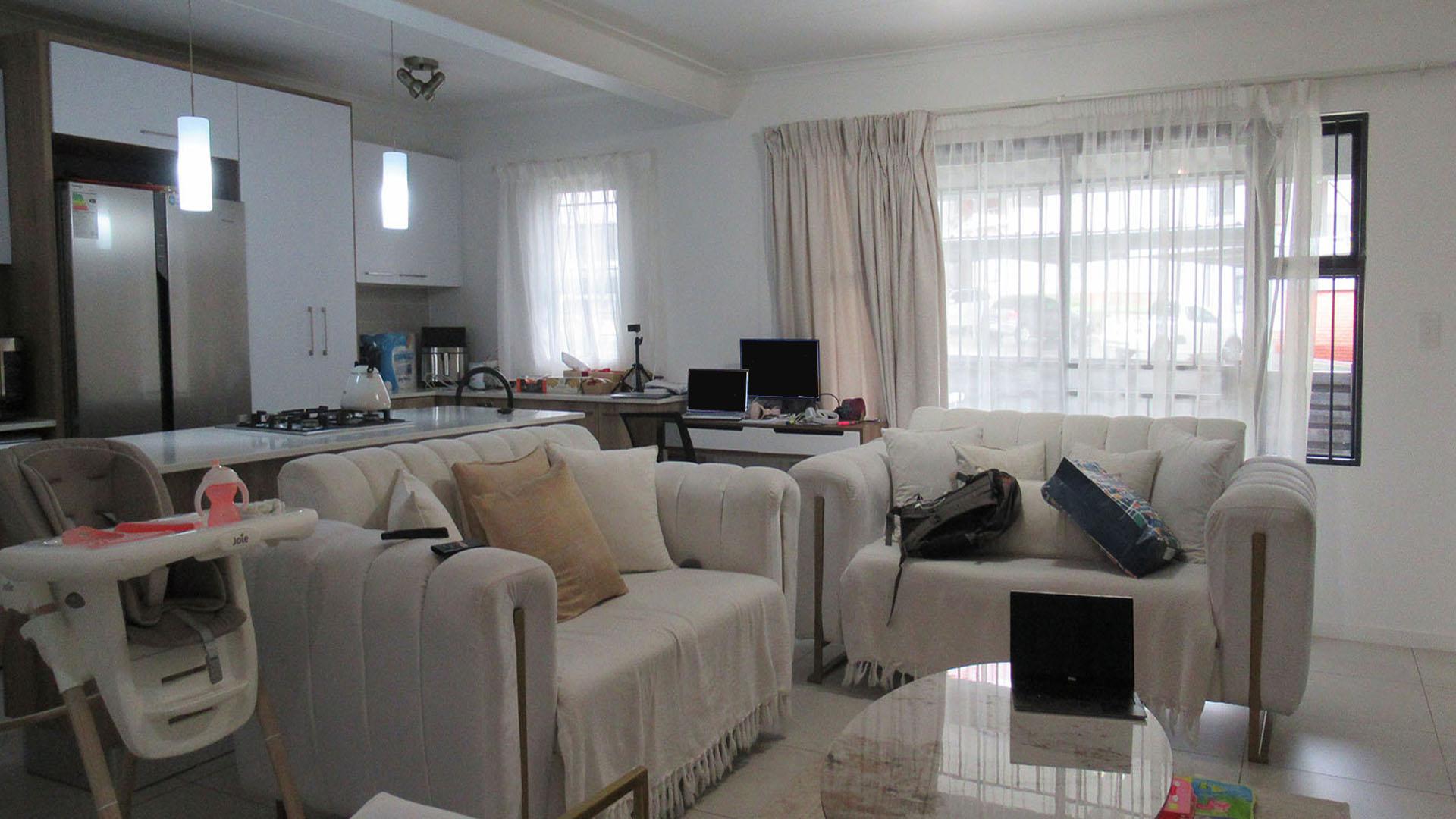 Lounges - 28 square meters of property in Westlake View