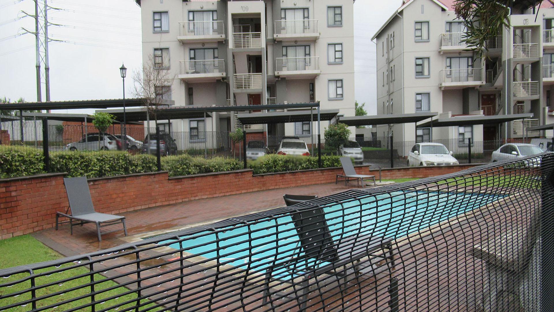 Swimming Pool of property in Westlake View