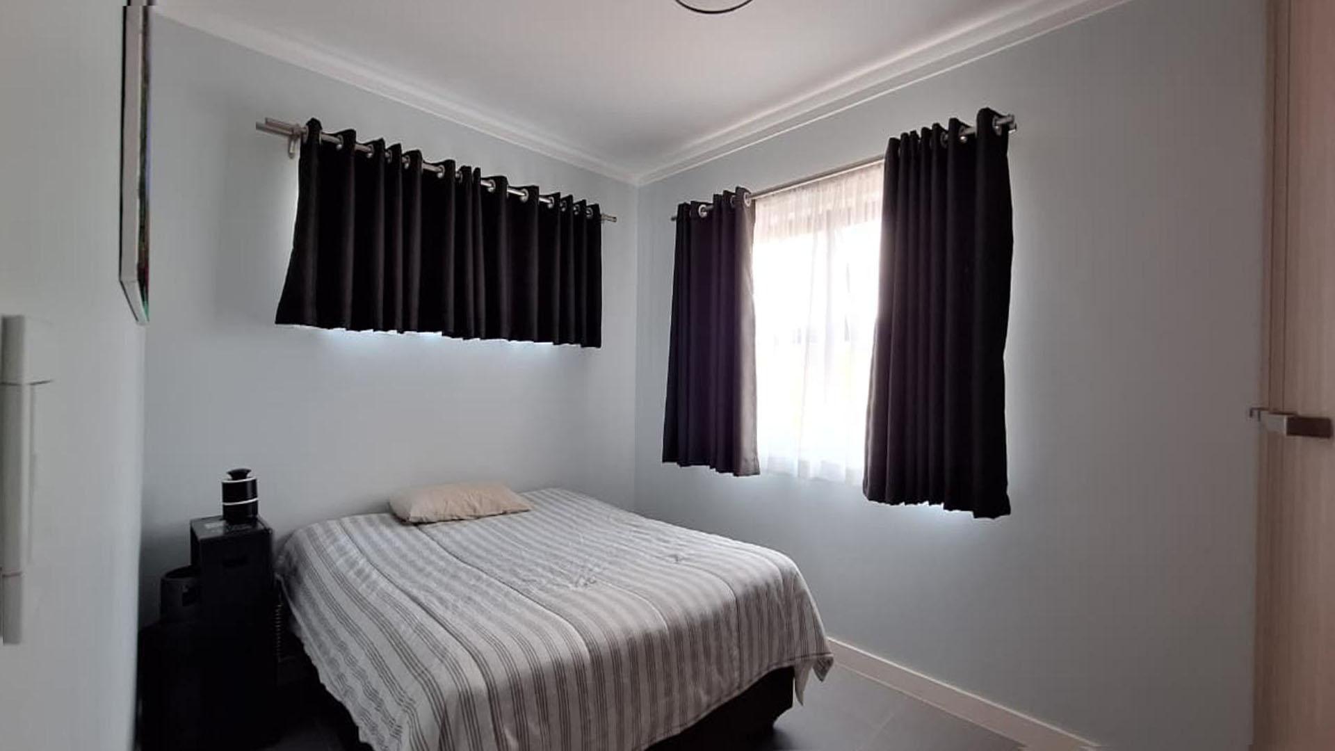 Bed Room 1 - 13 square meters of property in Lone Hill