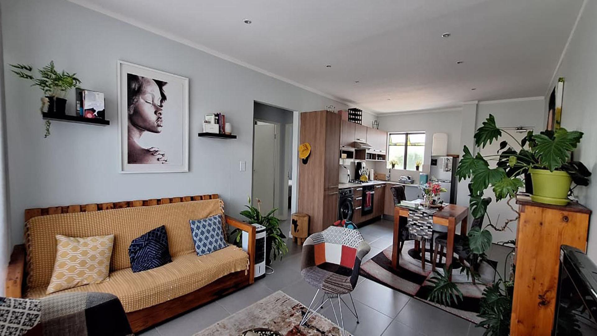 Lounges - 17 square meters of property in Lone Hill