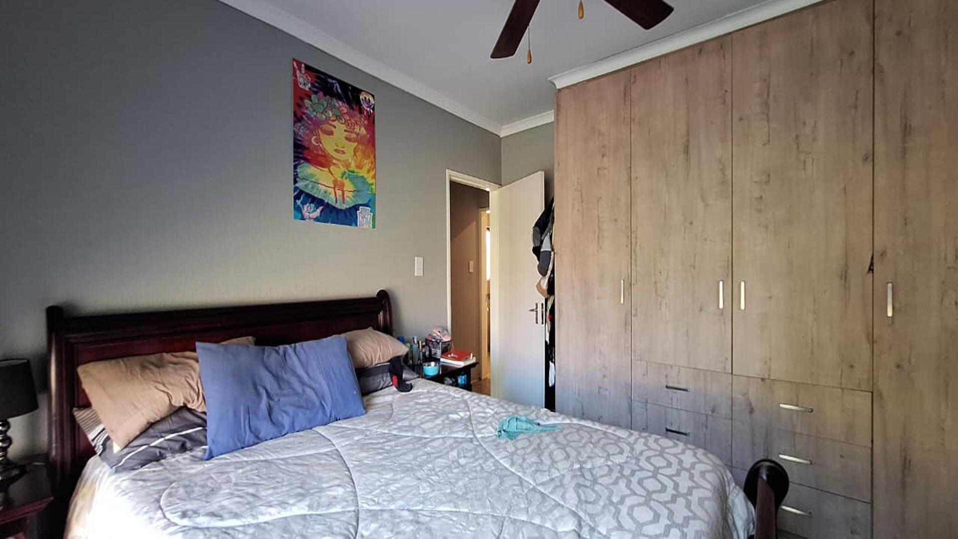 Bed Room 1 - 15 square meters of property in Birchleigh