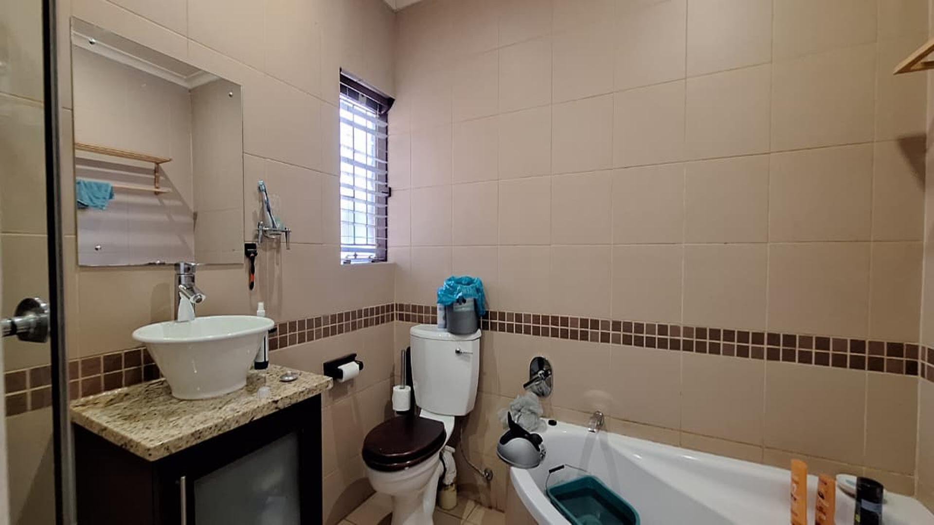 Bathroom 1 - 4 square meters of property in Birchleigh