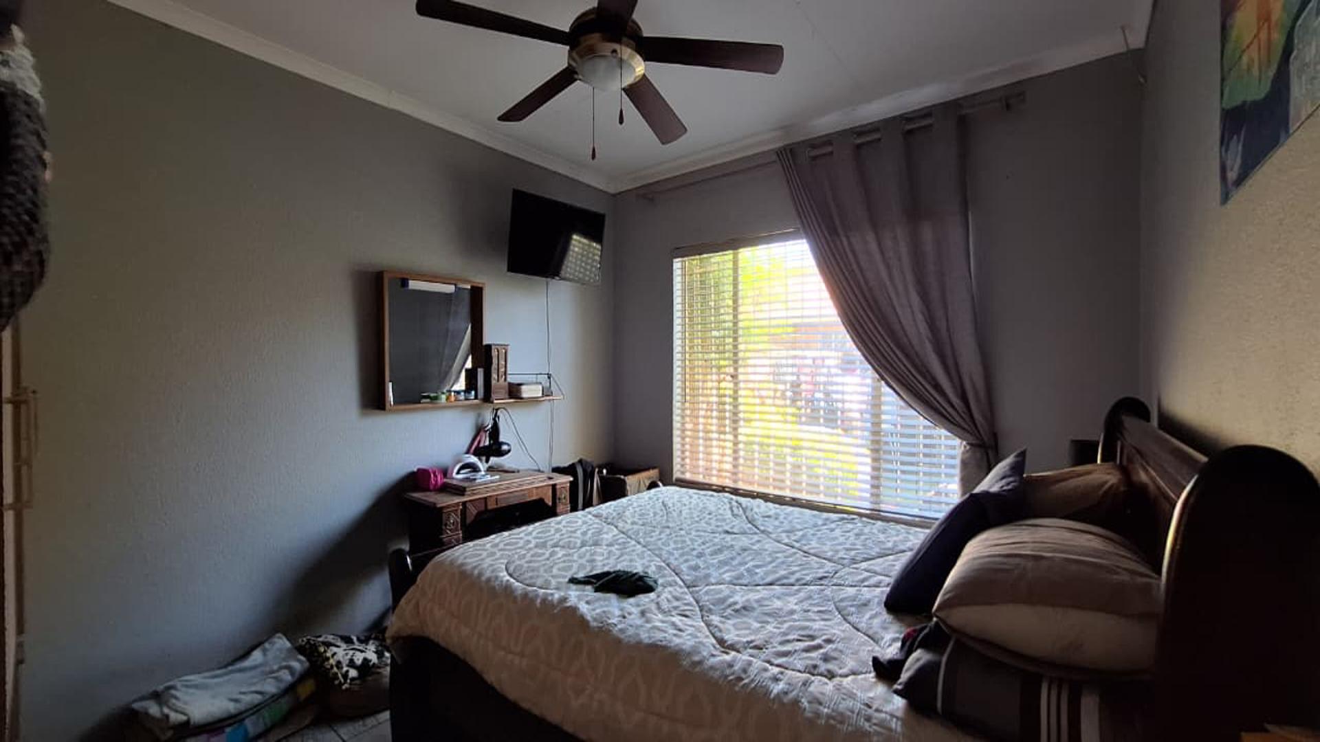 Bed Room 1 - 15 square meters of property in Birchleigh