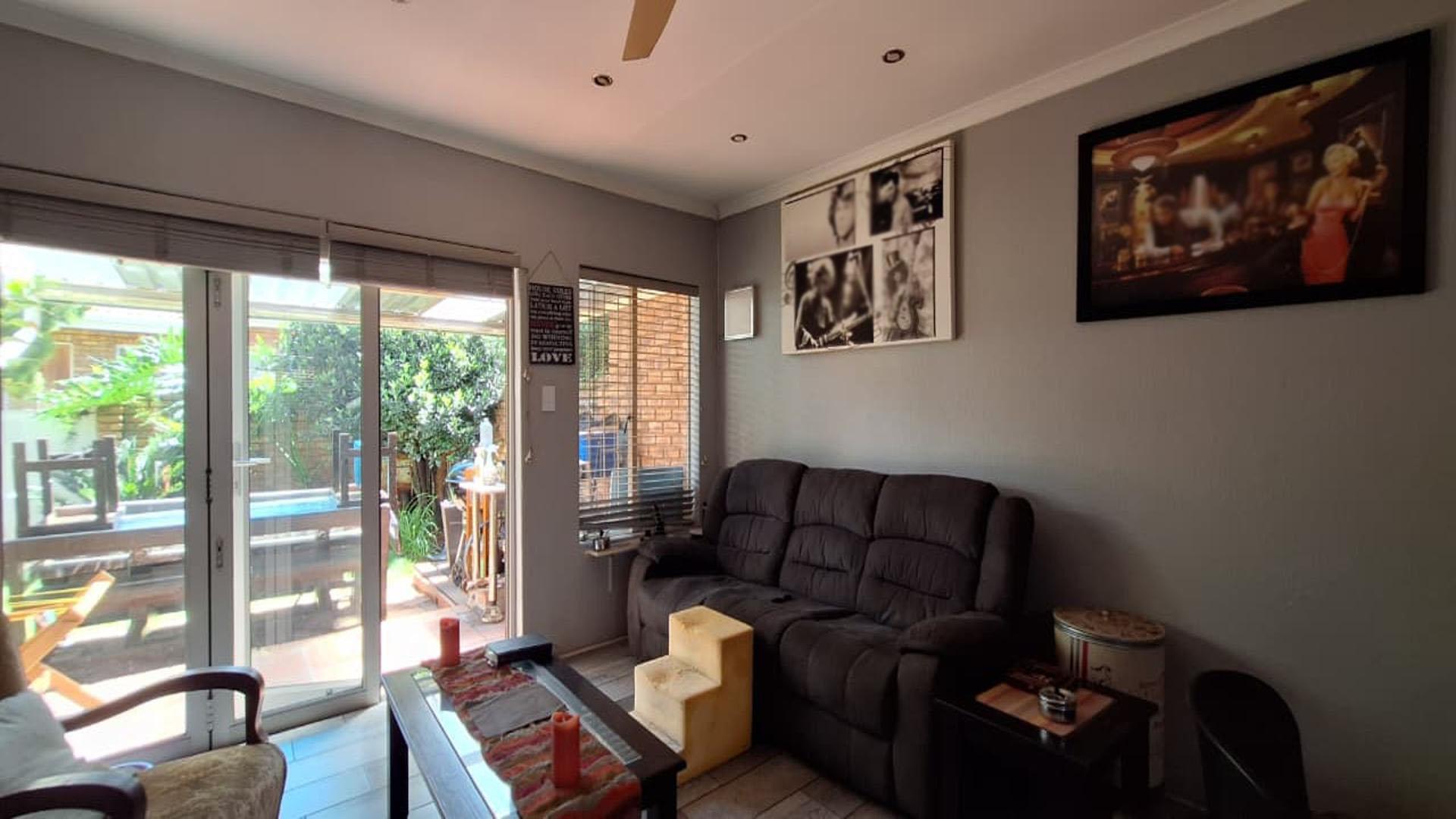 Lounges - 20 square meters of property in Birchleigh