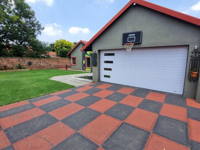 4 Bedroom House for Sale For Sale in Brackendowns - MR705093