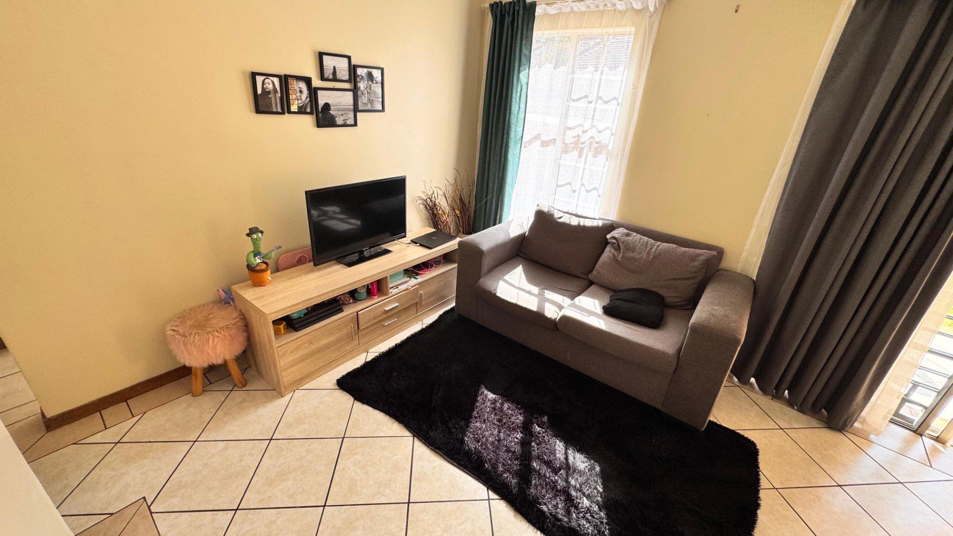  of property in Die Hoewes