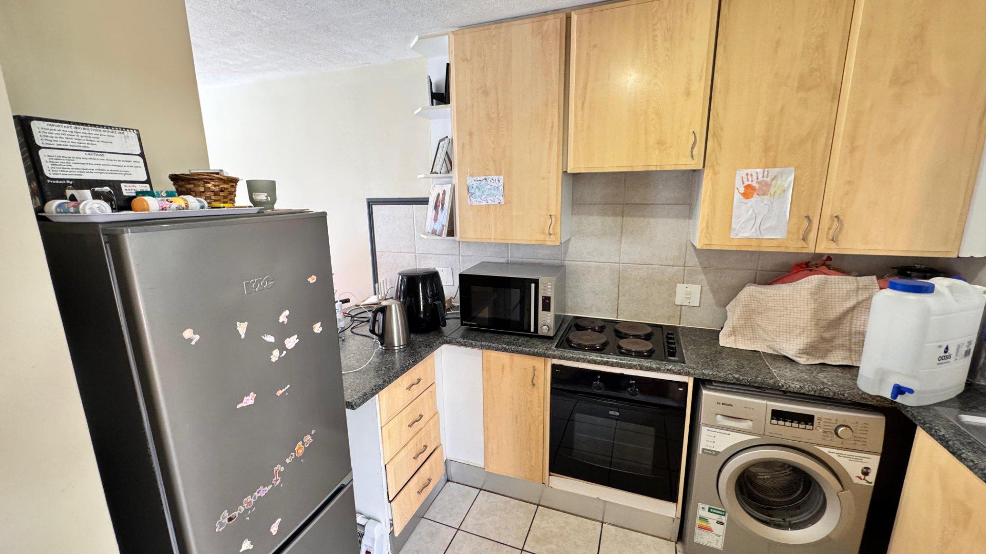  of property in Die Hoewes