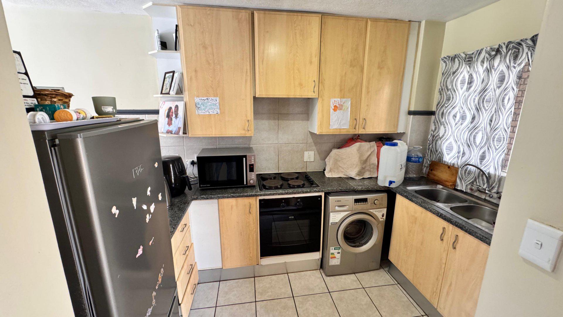  of property in Die Hoewes