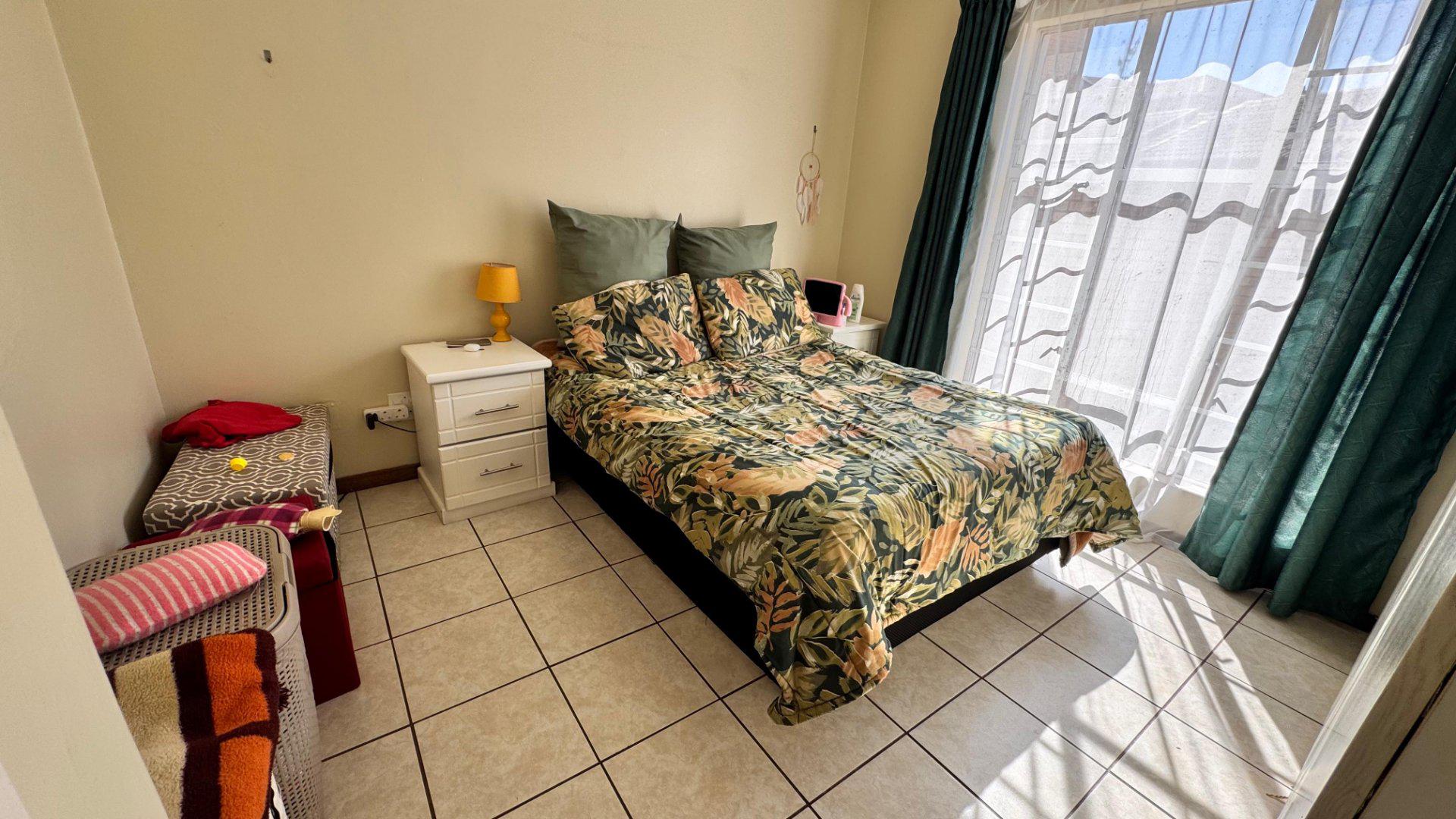  of property in Die Hoewes