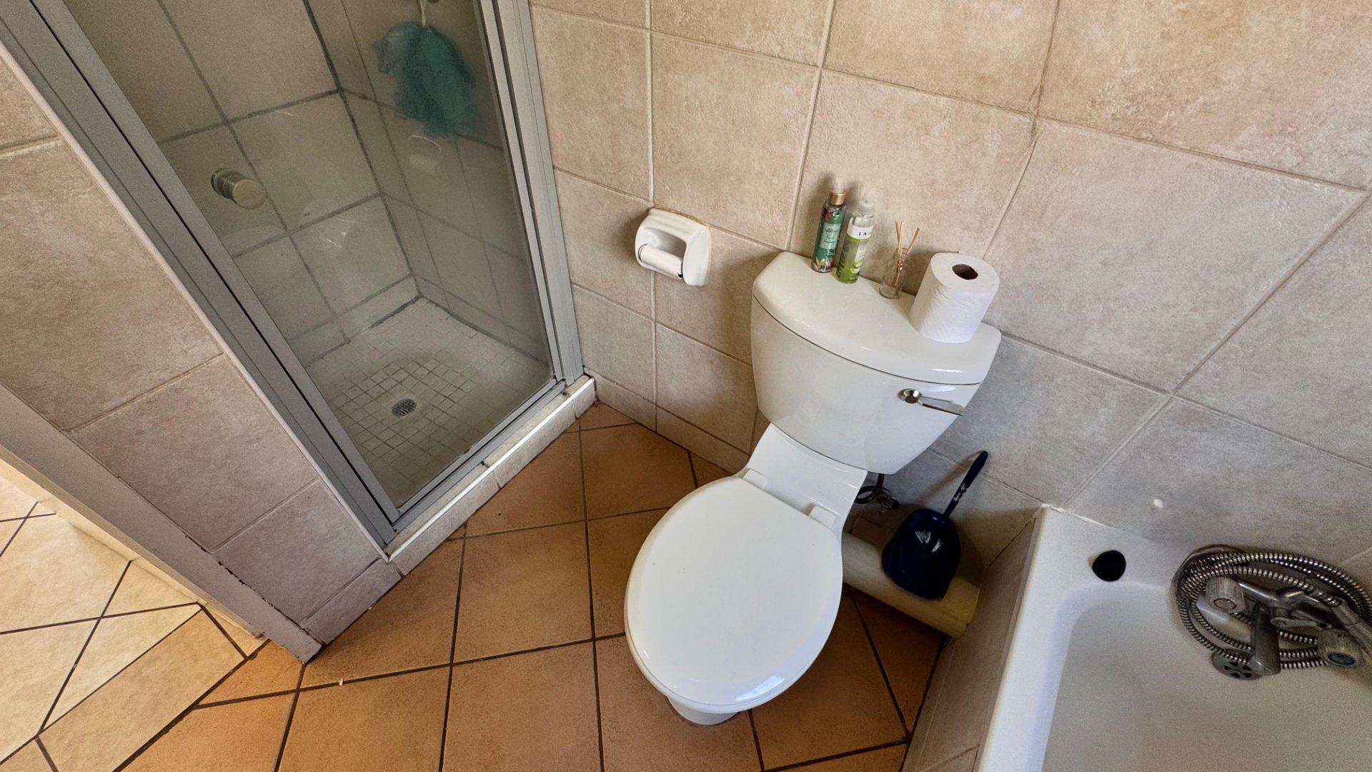  of property in Die Hoewes