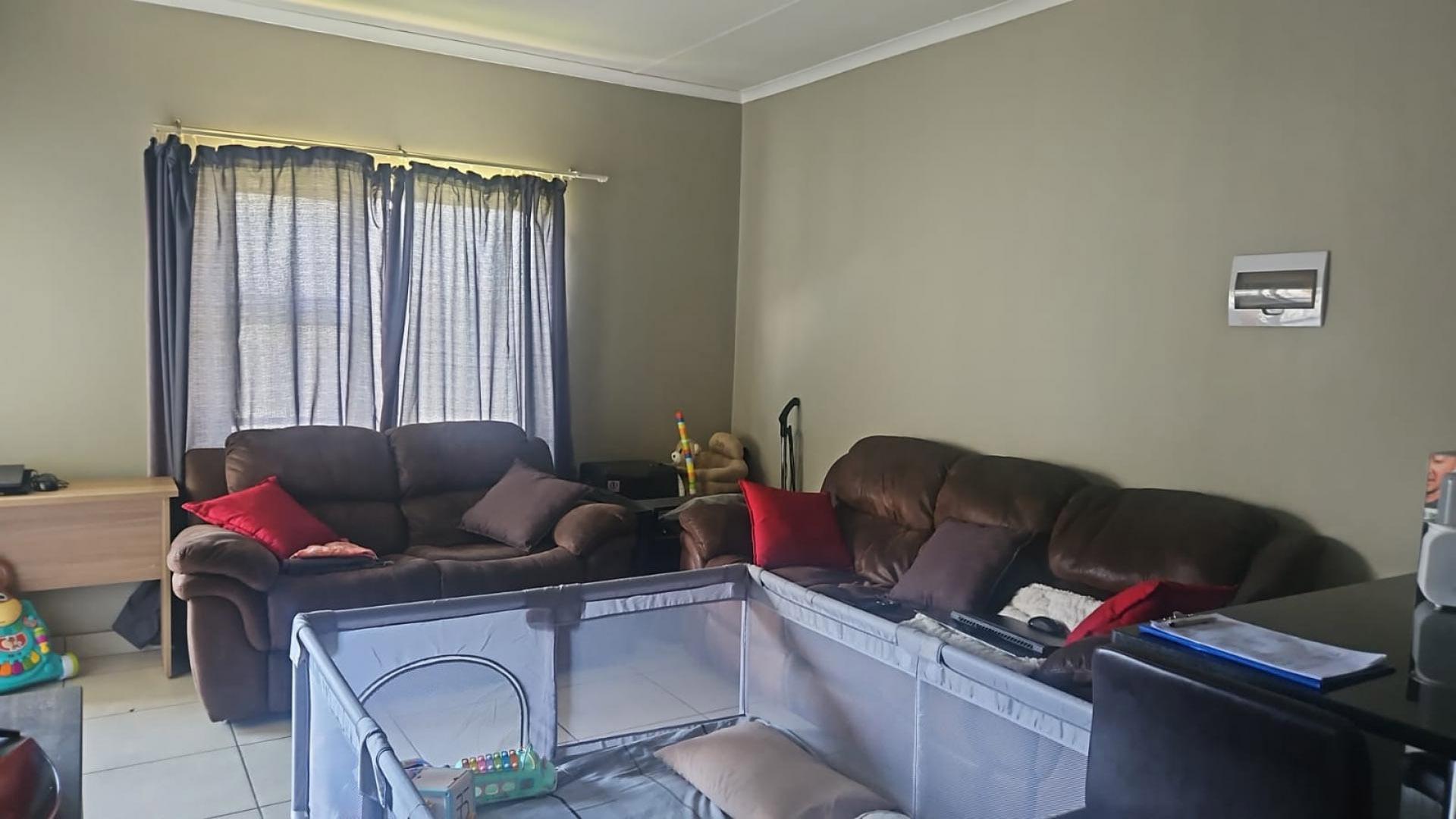 Lounges of property in Glen Austin AH (Midrand)