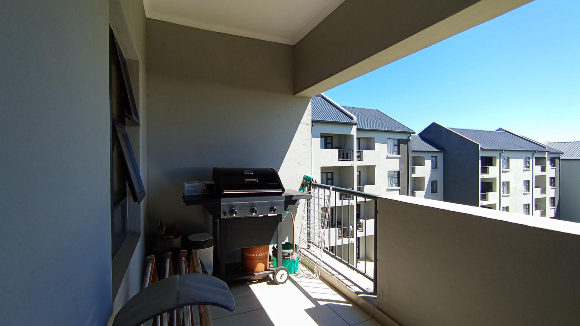 Balcony - 7 square meters of property in Glen Austin AH (Midrand)