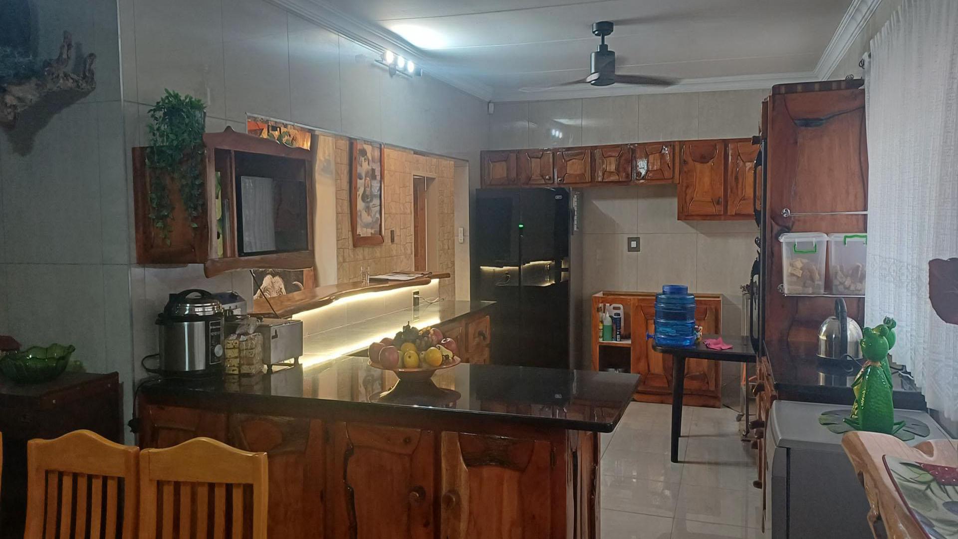 Kitchen of property in Sinoville