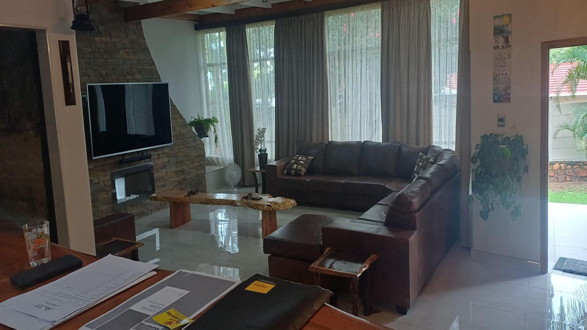 Lounges of property in Sinoville