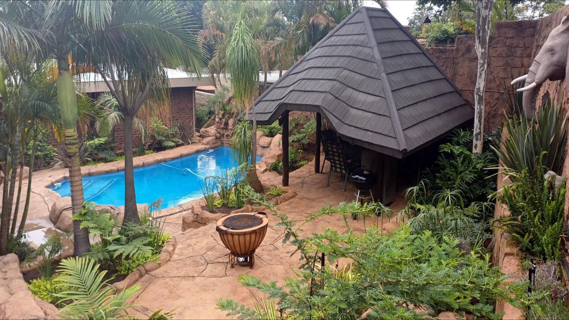 Swimming Pool of property in Sinoville