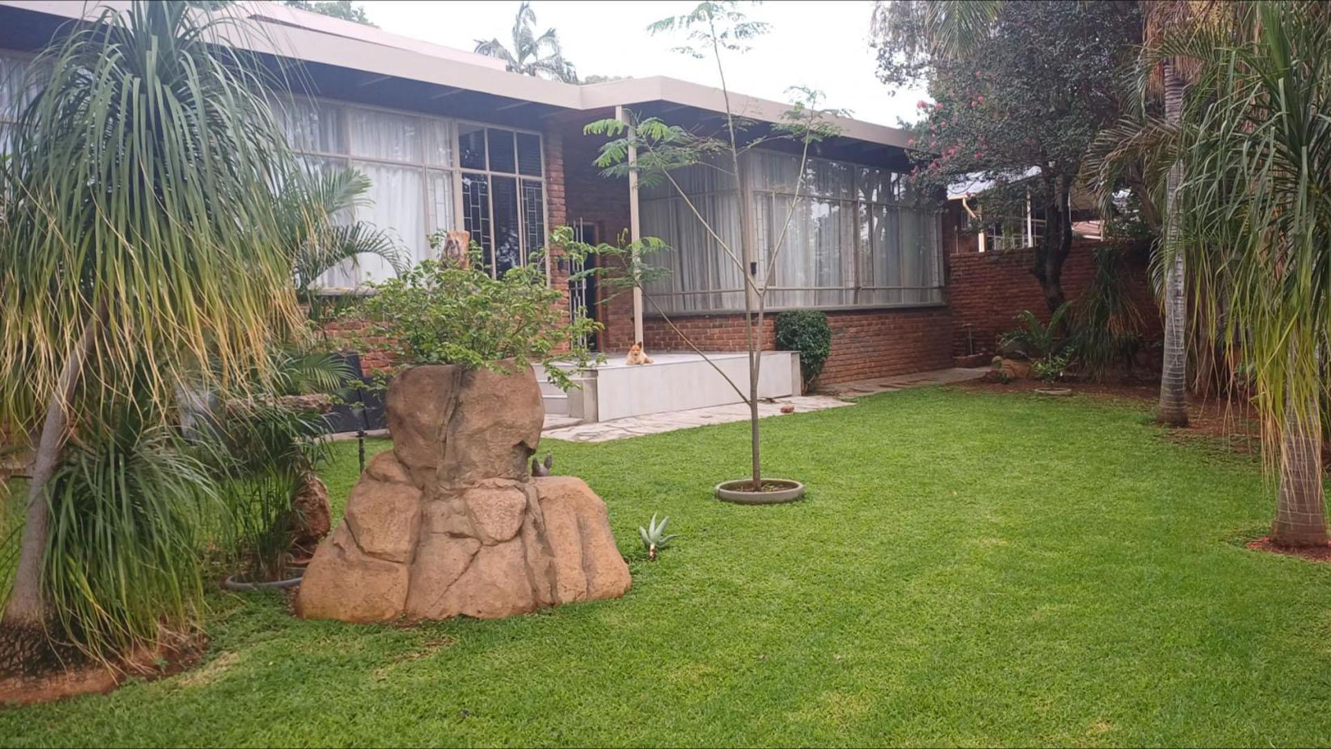 Backyard of property in Sinoville