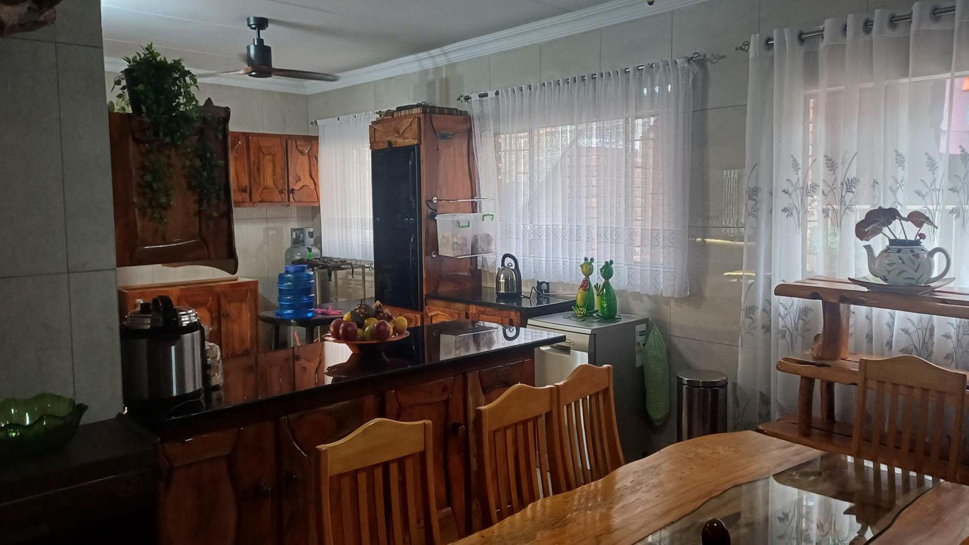 Kitchen of property in Sinoville